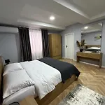 Onin 招待所 地拉那